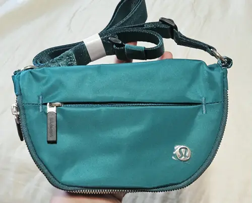🩷🩵lululemon crossbody bag💚💜